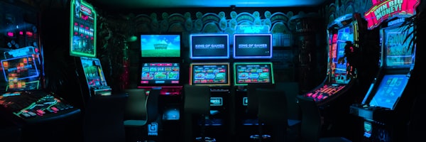 宙斯游戏战斗场景：神话军队与独眼巨人等怪物激烈交战