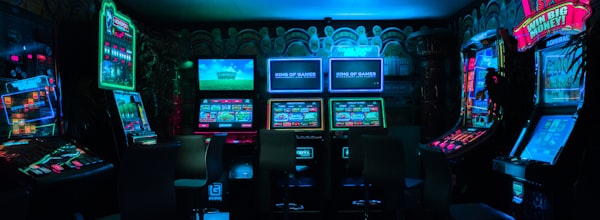 宙斯缔造神话游戏中的城邦建设场景：展示神庙、民居与市场布局